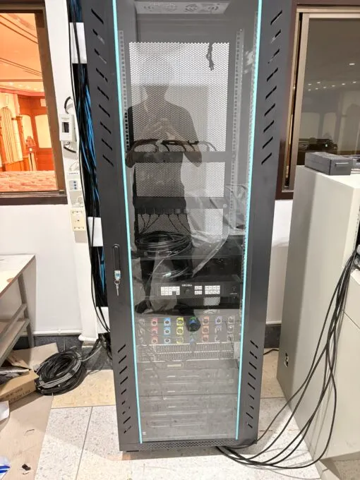 การจัดระเบียบตู้ Rack และระบบสายสัญญาณเสียงในห้องควบคุม หอประชุมโรงเรียนเซนต์โยเซฟ บางนา โดย Zeuscorp