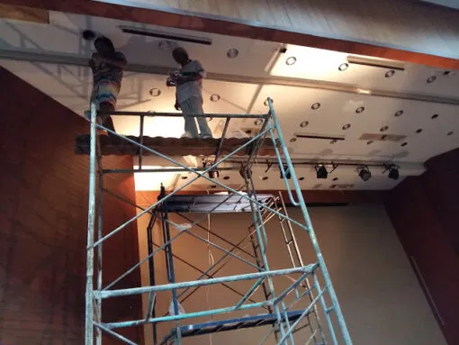 ทีมช่าง Zeuscorp กำลังติดตั้งโคมไฟเวทีและระบบควบคุมแสงสว่างประหยัดพลังงานในโรงเรียนสายปัญญา