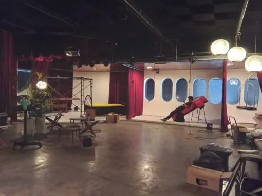 บรรยากาศการเซ็ตอัพระบบไฟประดับและไฟเวทีสร้างมู้ดแอนด์โทนในร้าน The Rat Bar โดย Zeuscorp