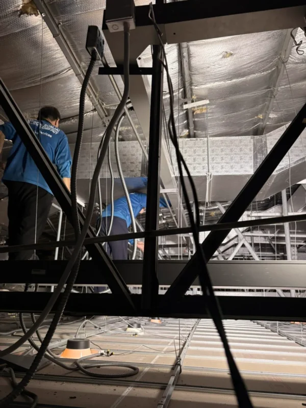 เบื้องหลังการเดินสายสัญญาณเสียงบนฝ้าเพดานอย่างเป็นระเบียบภายในหอประชุมโรงเรียนเซนต์โยเซฟ บางนา โดย Zeuscorp