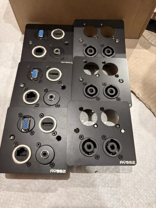 แผงปลั๊กเชื่อมต่อสัญญาณเสียงและภาพ (Wall Plate) แบบ Custom พร้อมโลโก้ AVSSZ ติดตั้งโดยทีมงาน Zeuscorp