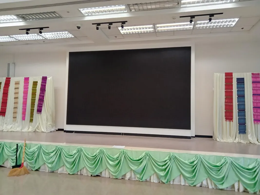 ผลงานติดตั้งจอ LED Wall เสร็จสมบูรณ์พร้อมใช้งานในห้องประชุม โรงพยาบาลแม่สอด โดยบริษัท Zeuscorp