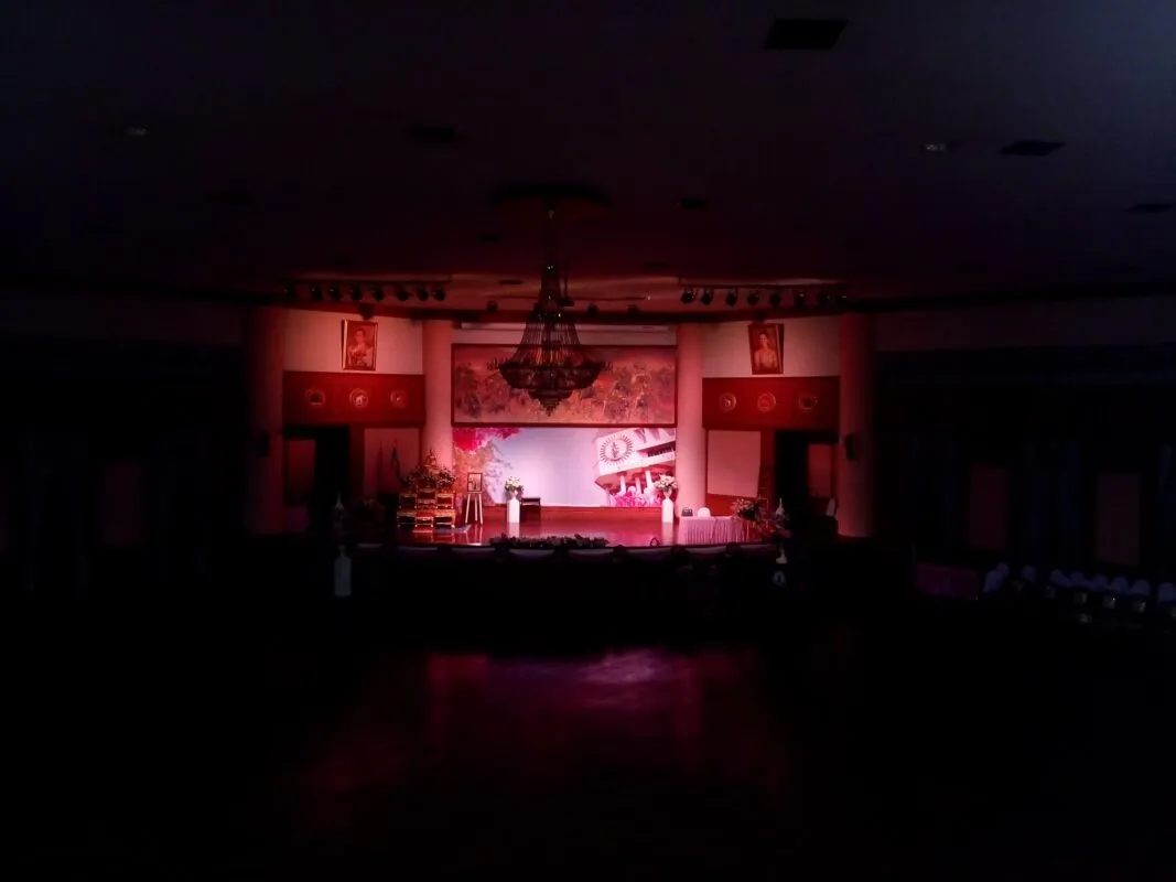 ผลงานปรับปรุงระบบไฟเวทีเสร็จสมบูรณ์ เพิ่มความสวยงามและทันสมัยให้กับหอประชุมโรงเรียนสตรีศรีสุริโยทัย โดย Zeuscorp