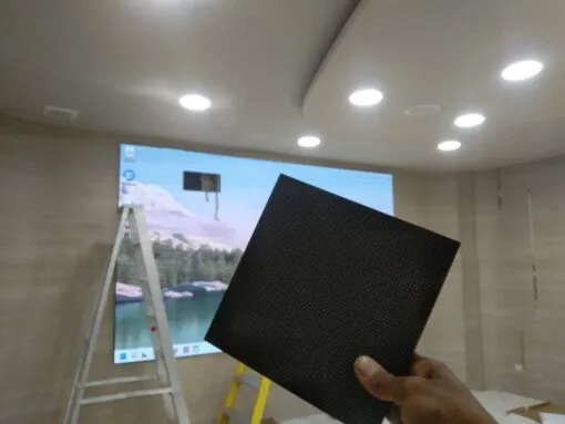 ทีมงาน Zeuscorp ขณะประกอบแผงโมดูลจอ LED (P2.5/P3) ภายในห้องประชุม โรงพยาบาลศรีสังวรสุโขทัย