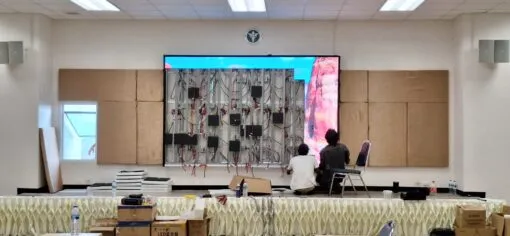 ทีมช่าง Zeuscorp กำลังประกอบแผงจอ LED High Definition ในห้องประชุมเล็ก โรงพยาบาลแม่สอด