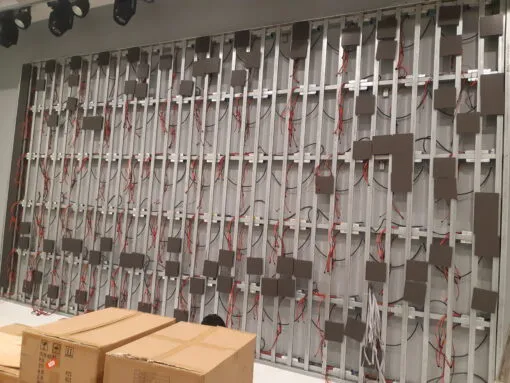 ทีมงาน Zeuscorp กำลังประกอบแผงวงจรและโมดูลจอ LED (Indoor LED) คุณภาพสูง ณ โรงแรม The Pago ภูเก็ต