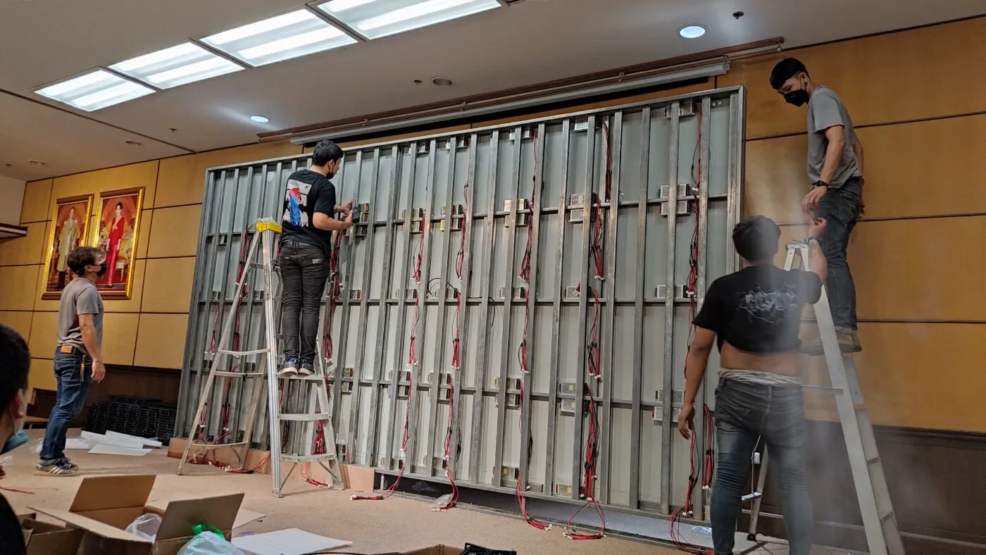 ขั้นตอนการประกอบแผงโมดูลจอ LED ความละเอียดสูงสำหรับใช้งานภายในอาคาร ณ โรงพยาบาลอุตรดิตถ์ โดย Zeuscorp