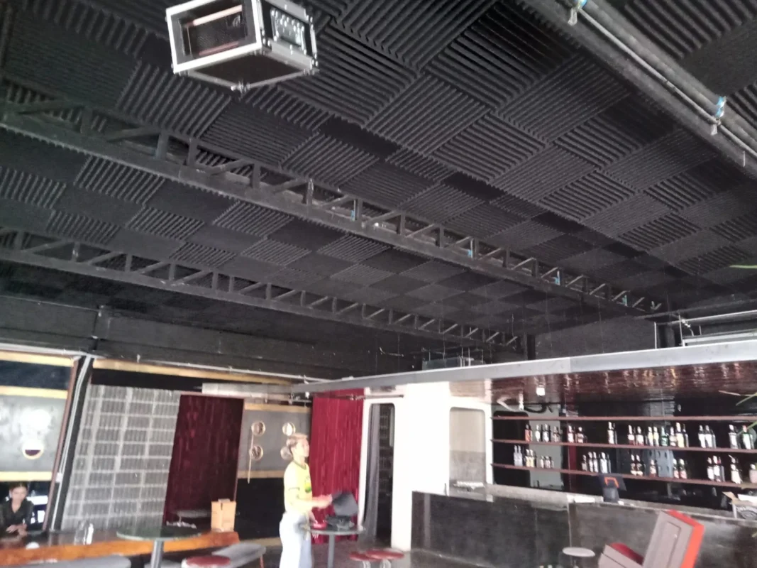 ทีมงาน Zeuscorp ขณะติดตั้งไฟ Moving Head และอุปกรณ์ควบคุมแสงบนเพดานที่ The Rat Bar