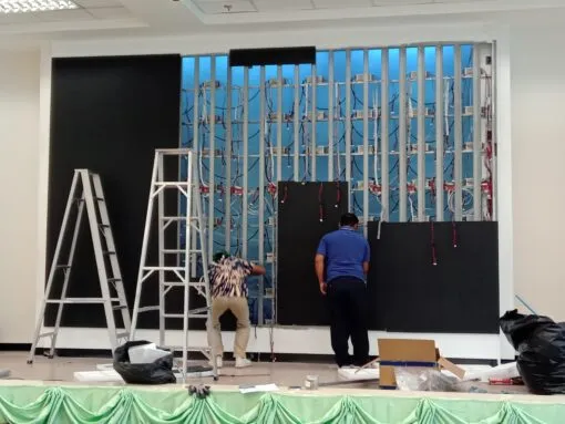 ทีมช่าง Zeuscorp กำลังประกอบโมดูลจอ LED Screen คุณภาพสูงที่โรงพยาบาลแม่สอด