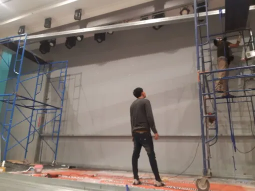 การติดตั้งโครงสร้างจอ LED ขนาดใหญ่ในห้องประชุมโรงแรม The Pago Design Hotel Phuket โดย Zeuscorp