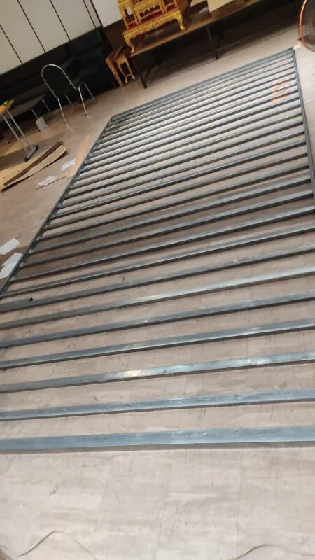 ทีมช่าง Zeuscorp กำลังดำเนินการติดตั้งโครงเหล็กยึดจอ LED Wall ในห้องประชุมโรงพยาบาลอุตรดิตถ์