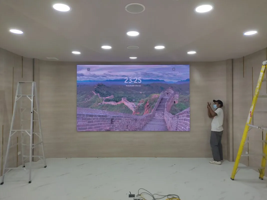 การทดสอบความคมชัดและระบบสีของจอ LED Video Wall ณ ห้องประชุม โรงพยาบาลศรีสังวรสุโขทัย โดย Zeuscorp