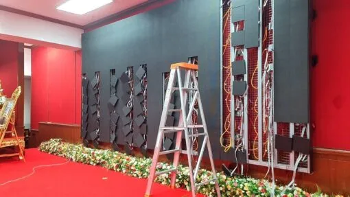 ทีมงาน Zeuscorp กำลังติดตั้งโครงสร้างเหล็กสำหรับจอ LED ขนาดใหญ่ในห้องประชุมโรงพยาบาลหนองบัวลำภู