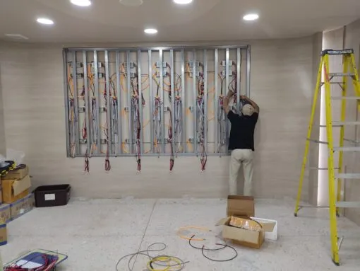 การเตรียมติดตั้งโครงสร้างเหล็กสำหรับจอ LED ขนาดใหญ่ในห้องประชุม โรงพยาบาลศรีสังวรสุโขทัย โดย Zeuscorp