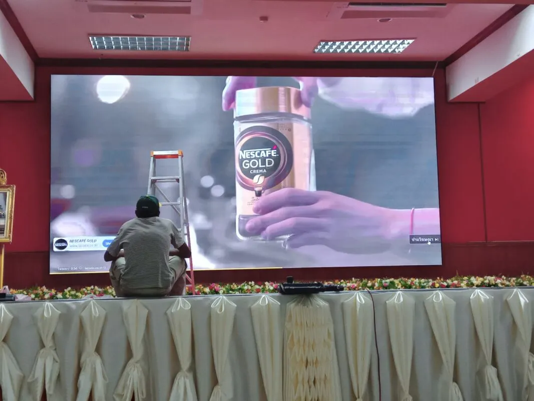 การทดสอบระบบภาพและวิดีโอบนจอ LED Wall ขนาดใหญ่ในห้องประชุมโรงพยาบาลหนองบัวลำภู โดยทีมช่าง Zeuscorp