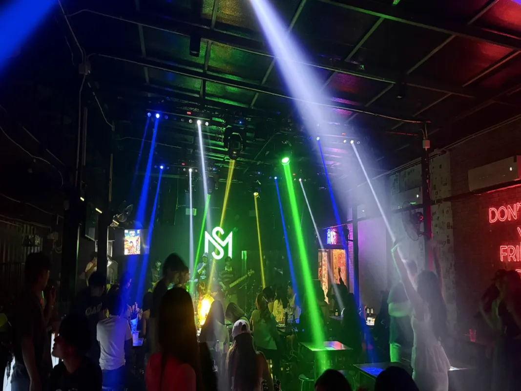 ผลงานติดตั้งไฟ Moving Head Beam และไฟพาร์ LED เต็มระบบที่ร้าน MASS LKB โดยบริษัท Zeuscorp