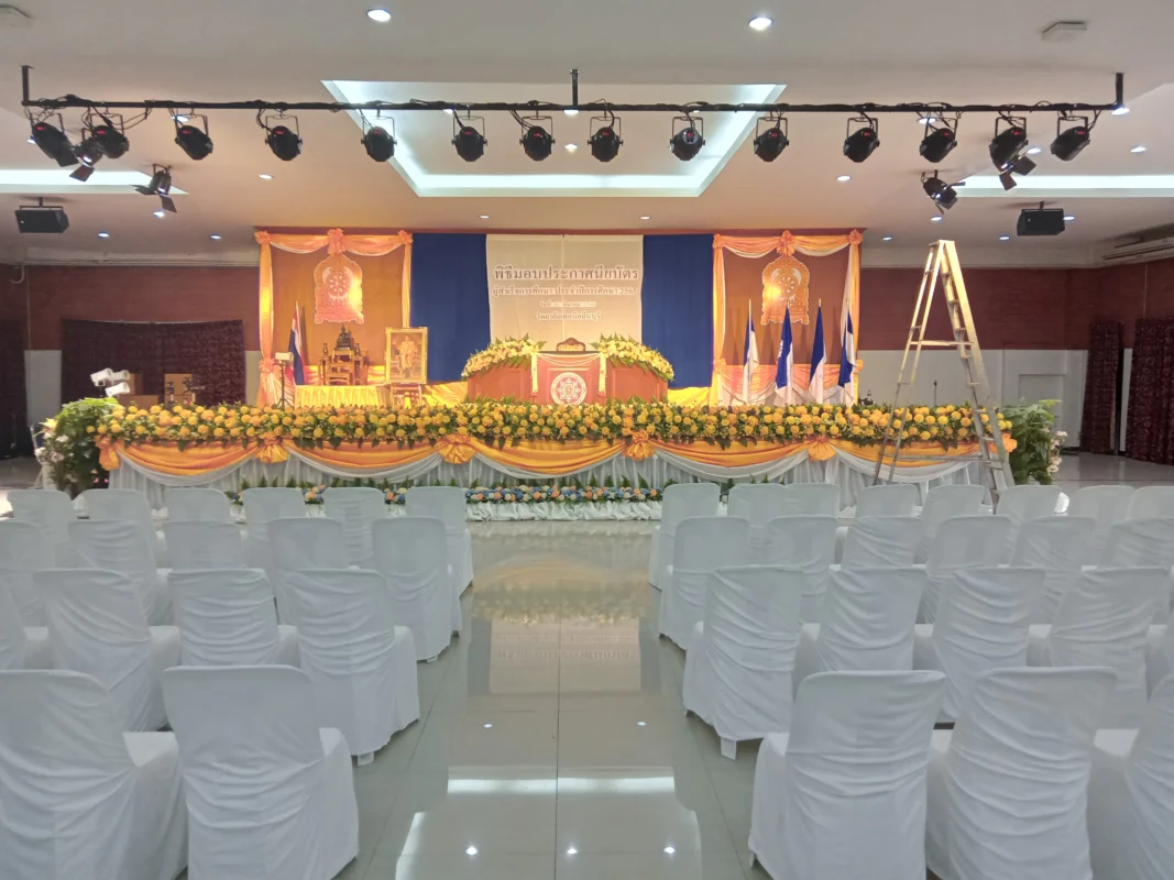 การจัดเซ็ตระบบไฟเวทีสร้างบรรยากาศงานพิธีมอบประกาศนียบัตร วิทยาลัยเทคนิคมีนบุรี