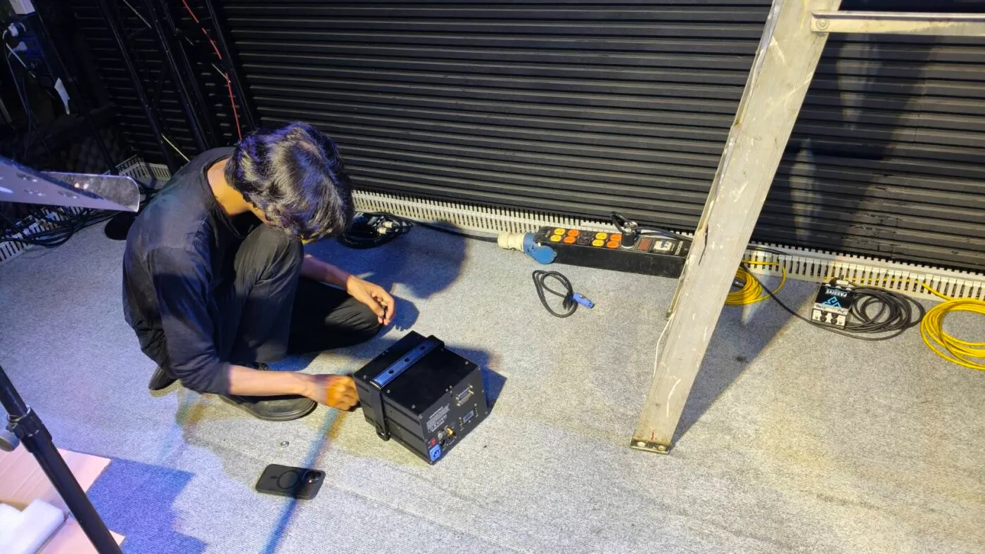 การเชื่อมต่ออุปกรณ์ควบคุมไฟเวทีและระบบ DMX สำหรับงานแสดงสด ณ MASS LKB โดย Zeuscorp