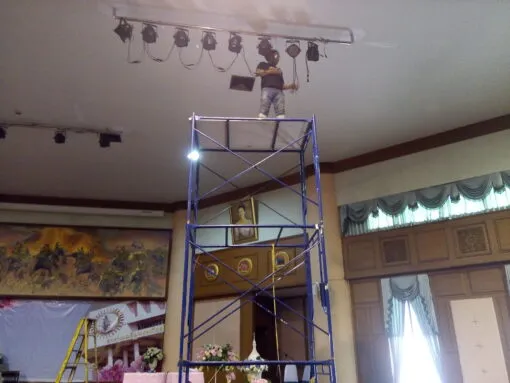 ทีมช่าง Zeuscorp กำลังติดตั้งไฟพาร์ LED และไฟเวทีคุณภาพสูงสำหรับการแสดงภายในโรงเรียนสตรีศรีสุริโยทัย