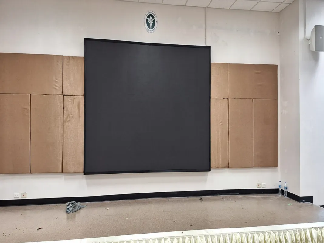 จอ LED แบบไร้รอยต่อขนาดใหญ่ ติดตั้งเสร็จสมบูรณ์ในห้องประชุมเล็ก โรงพยาบาลแม่สอด ผลงานโดย Zeuscorp