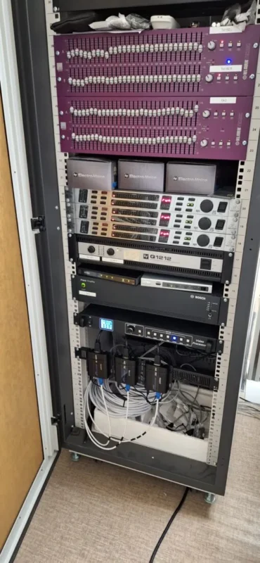 การติดตั้งโครงสร้างจอ LED สำหรับห้องประชุมขนาดเล็ก โรงพยาบาลแม่สอด โดยทีมงาน Zeuscorp