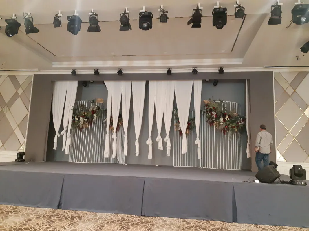 การจัดเตรียมระบบแสงสีเสียงและจอ LED บนเวทีสัมมนา/งานเลี้ยง โรงแรม The Pago Phuket โดย Zeuscorp