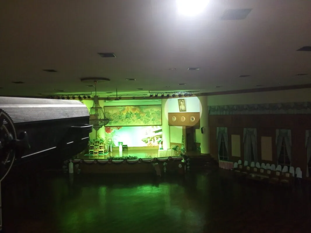 การทดสอบระบบควบคุมไฟเวที (Lighting Control) และการโปรแกรมแสงสีสำหรับงานกิจกรรมนักเรียน ณ โรงเรียนสตรีศรีสุริโยทัย