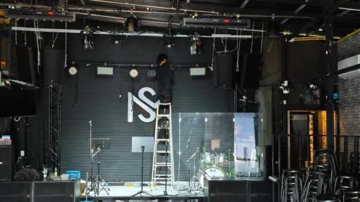 ทีมช่าง Zeuscorp กำลังติดตั้งและเซ็ตระบบไฟบนเวทีแสดงสดที่ MASS LKB