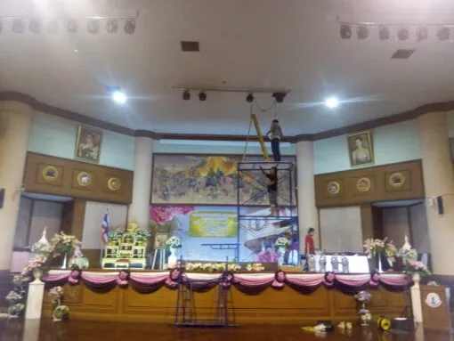การปรับปรุงโครงสร้างจุดติดตั้งไฟเวทีและระบบแขวนอุปกรณ์ ณ หอประชุมโรงเรียนสตรีศรีสุริโยทัย โดย Zeuscorp