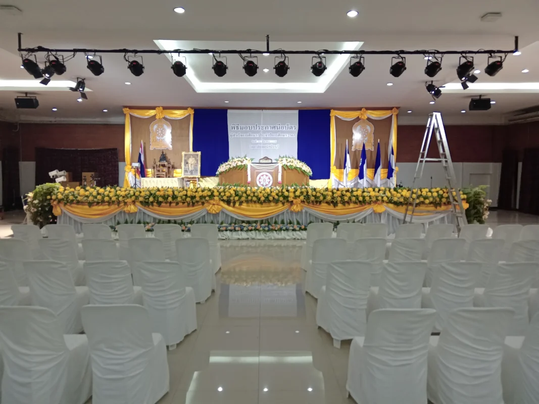 ติดตั้งระบบไฟเวทีและไฟพาร์ LED สำหรับงานพิธีการ ณ วิทยาลัยเทคนิคมีนบุรี โดย Zeus Corp