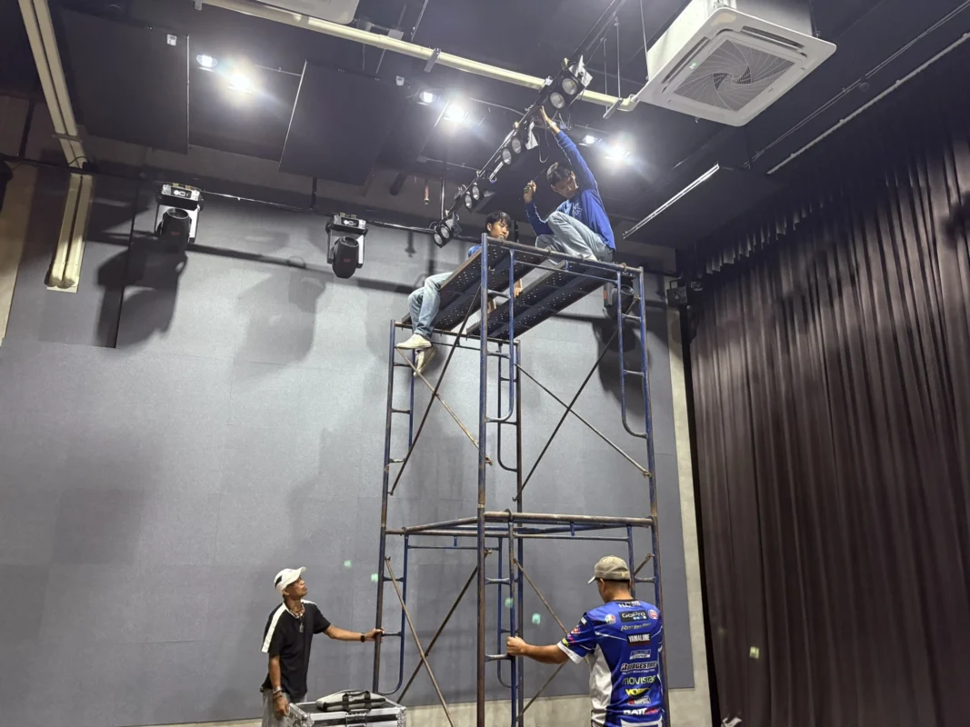 ทีมช่าง Zeuscorp กำลังดำเนินการติดตั้งโคมไฟเวทีเพิ่มเติมเพื่อเพิ่มมิติและความสว่างให้กับพื้นที่การแสดง