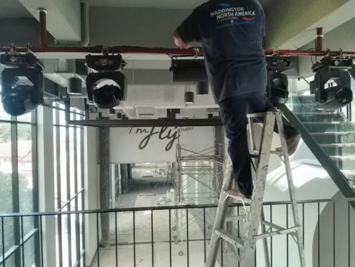 ทีมช่าง Zeuscorp กำลังติดตั้งไฟส่องสว่างสำหรับการแสดงกลางหาว (Aerial Arts) และการเต้นในสตูดิโอ