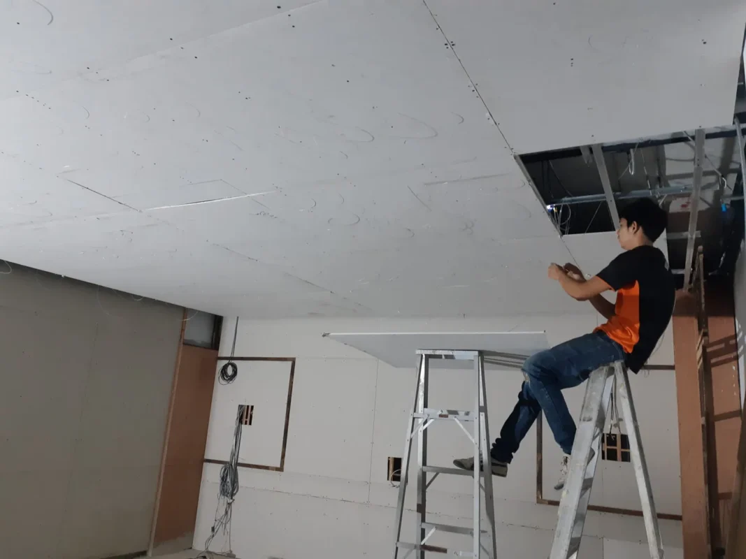 การออกแบบแสงไฟ Ambient และการจัดวางไฟย้อมสีห้องเพื่อให้เข้ากับธีมงานปาร์ตี้ โดย Zeuscorp