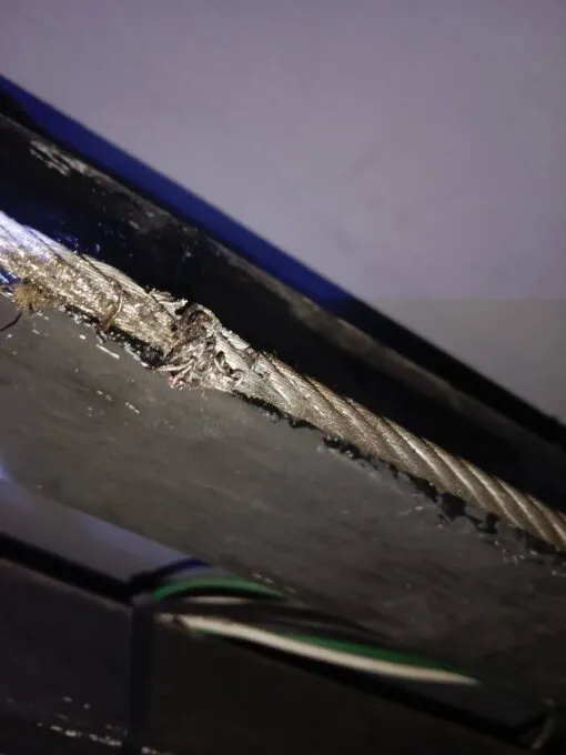 ภาพแสดงความเสียหายของสายสลิงที่ขาดชำรุด ก่อนที่ทีมงาน zeuscorp จะเข้าดำเนินการซ่อมแซมระบบรอกเวที มหาวิทยาลัยกรุงเทพ