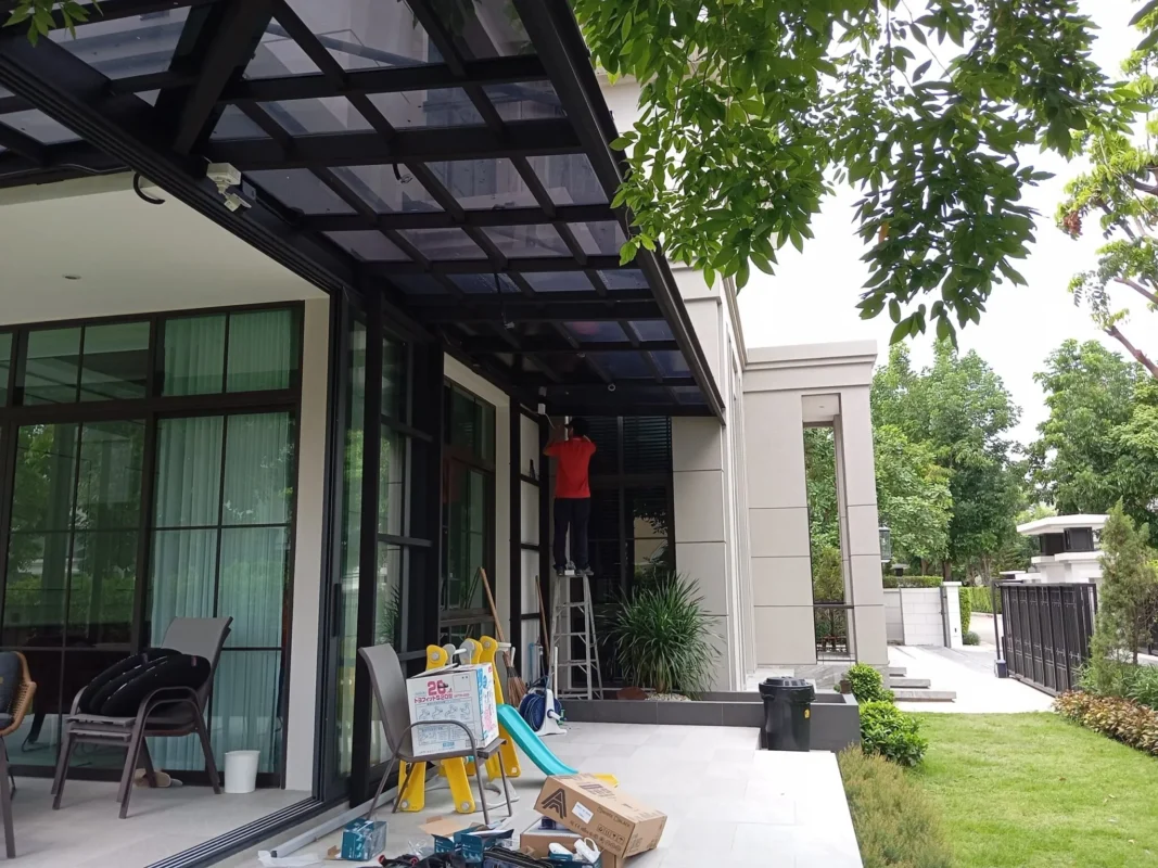 ทีมช่าง Zeuscorp กำลังดำเนินการเดินสายสัญญาณและวางระบบโครงสร้างสำหรับกล้องวงจรปิดมาตรฐานสากล