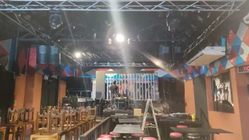 การติดตั้งโครงสร้างจอ LED ขนาดใหญ่สำหรับเวทีชั้นล่าง ณ ร้าน SWANCLUB โดยทีมงาน Zeuscorp