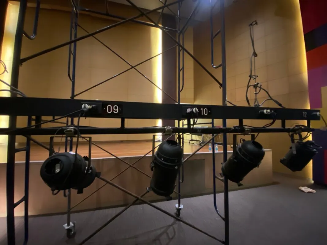 ตรวจสอบความเรียบร้อยของระบบรอกสลิงหลังการปรับปรุงแก้ไขเสร็จสมบูรณ์ พร้อมใช้งานสำหรับงานเวที มหาวิทยาลัยกรุงเทพ โดยทีมงาน zeuscorp