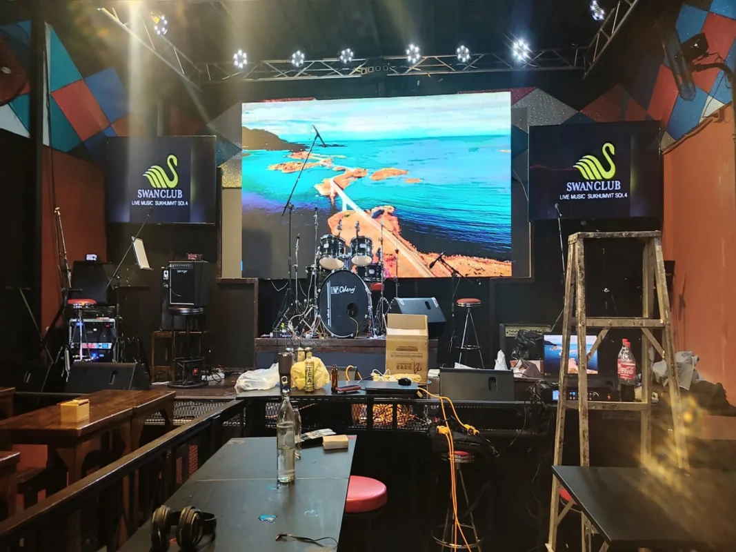 ผลงานติดตั้งจอ LED เต็มระบบเสร็จสมบูรณ์ เสริมความล้ำสมัยให้กับ SWANCLUB ชั้นล่าง โดยบริษัท Zeuscorp