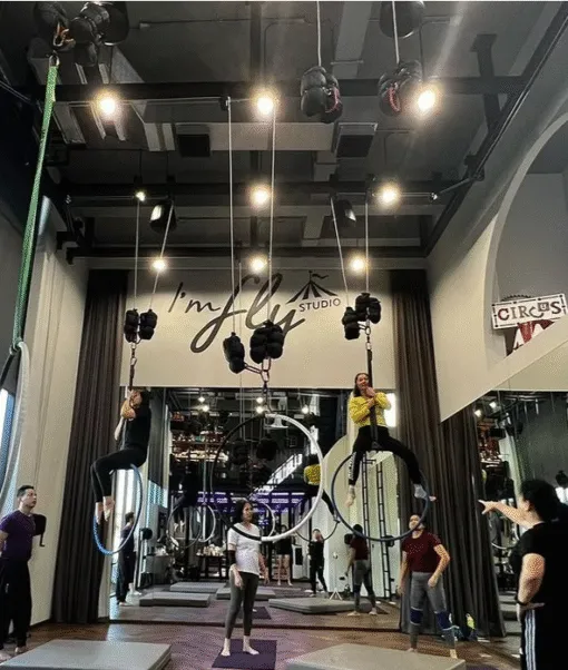 ระบบไฟเวทีติดตั้งเสร็จสมบูรณ์พร้อมสำหรับการแสดงและถ่ายทำโปรดักชัน ณ I'm Fly Studio โดย Zeuscorp