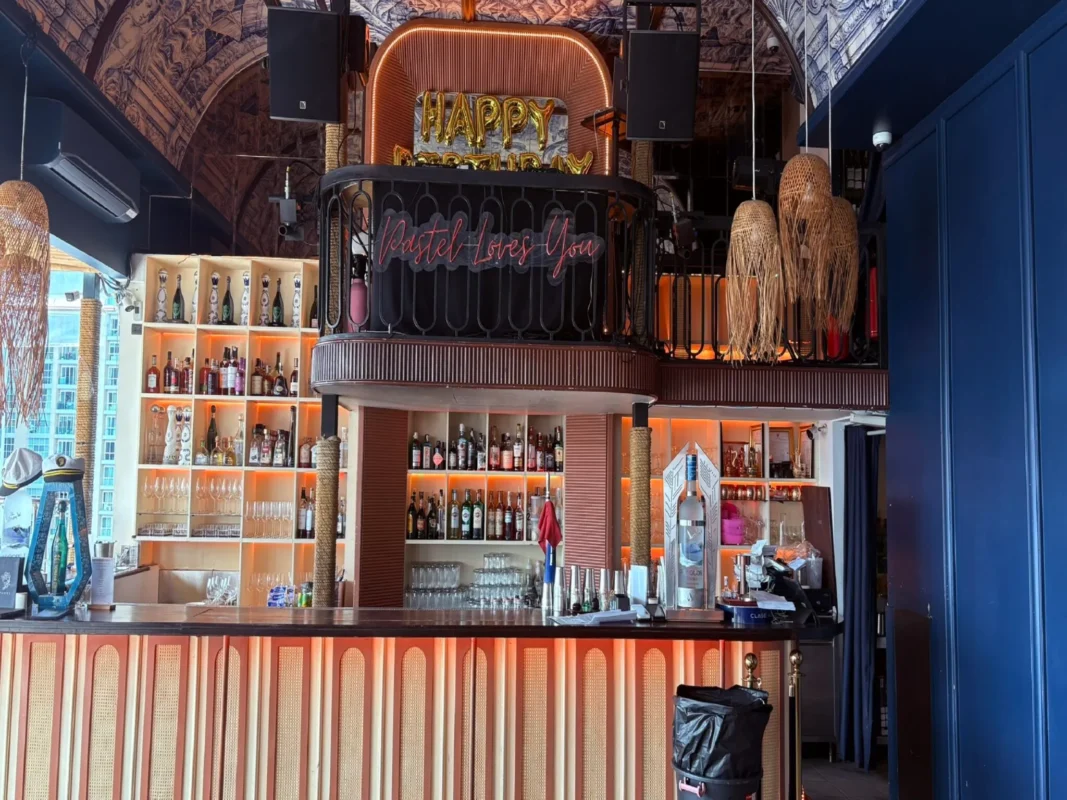 บรรยากาศแสงสีที่ติดตั้งเสร็จสมบูรณ์ เสริมความหรูหราให้วิวกรุงเทพฯ ณ Pastel Rooftop Bar โดย Zeuscorp