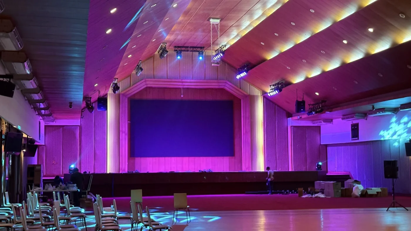 ระบบไฟเวทีหอประชุมติดตั้งเสร็จสมบูรณ์พร้อมใช้งานสำหรับงานประชุมและกิจกรรมราชการ ณ เทศบาลโคกตูม โดย Zeuscorp