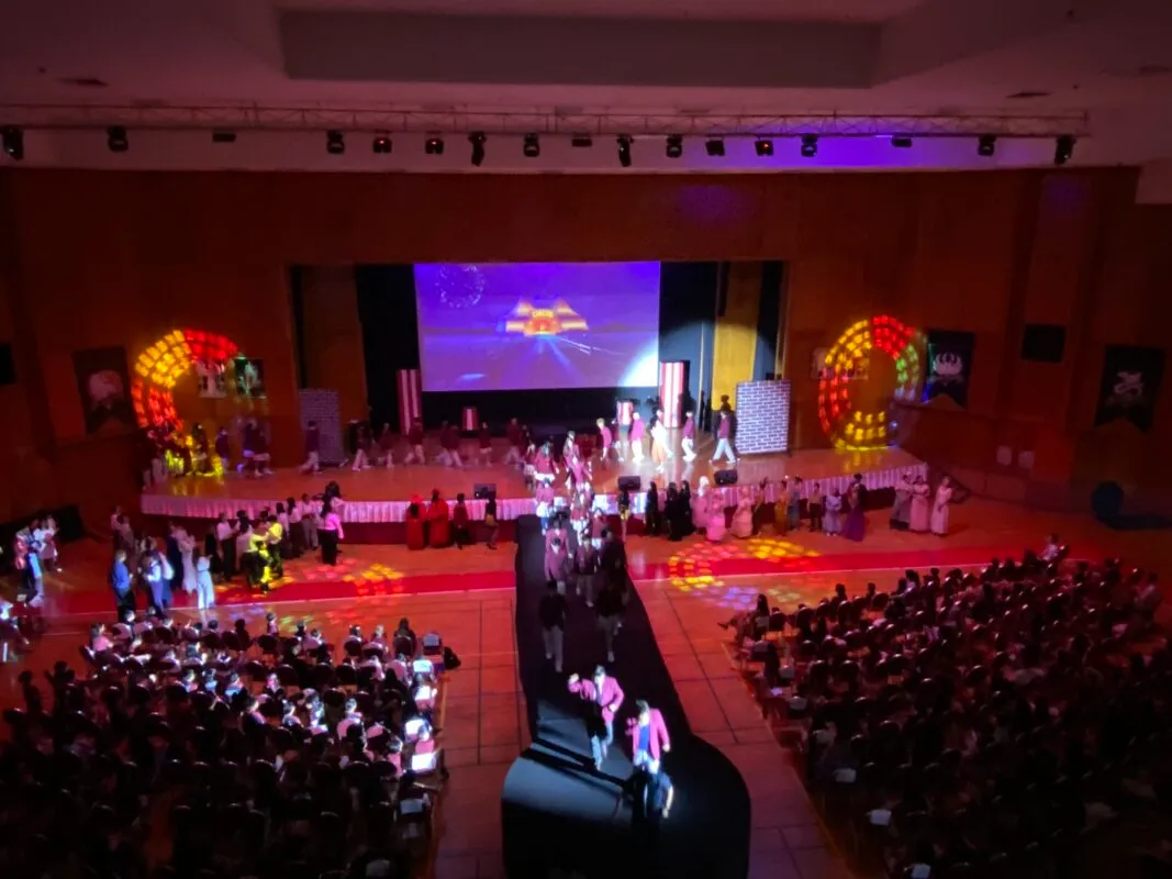 ระบบไฟเวทีติดตั้งเสร็จสมบูรณ์พร้อมเทคโนโลยีควบคุมที่ทันสมัย ณ โรงเรียน The American School of Bangkok โดย Zeuscorp