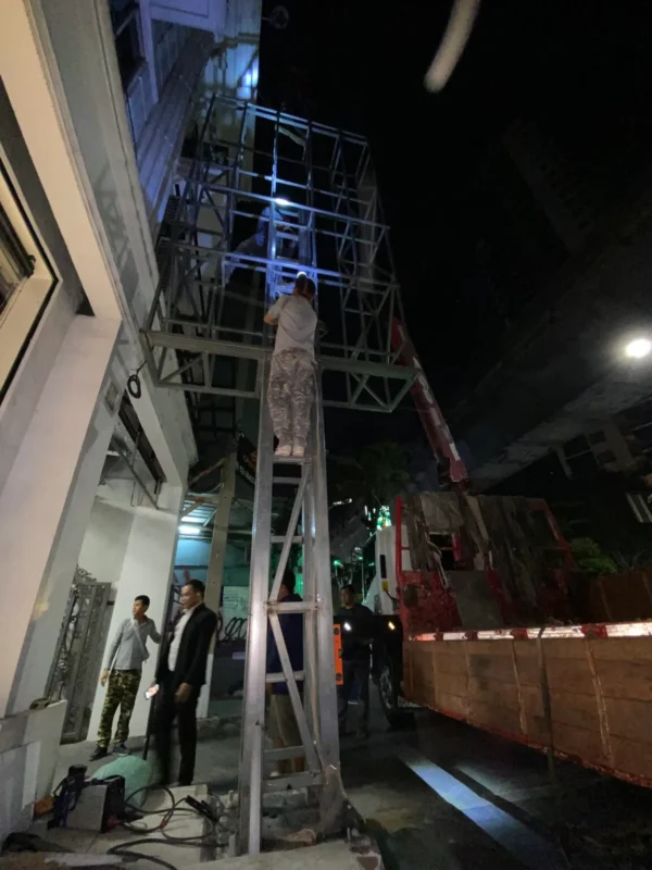 ทีมช่าง Zeuscorp กำลังติดตั้งแผงจอ LED ความละเอียดสูง (Fine Pitch) เพื่อความคมชัดระดับพรีเมียม ณ Peterson Piano