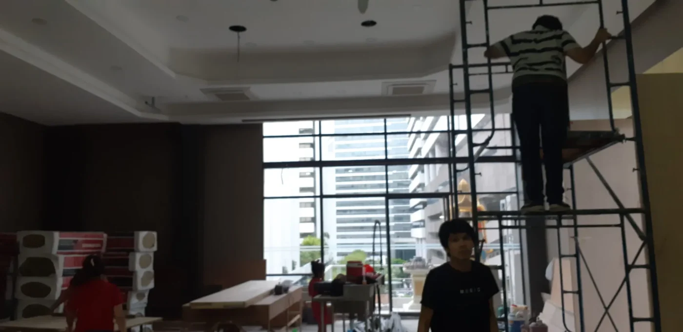 ทีมงาน Zeuscorp เตรียมการติดตั้งระบบไฟส่องสว่างและไฟเวทีภายในโรงแรม ไอ เรสซิเดนซ์ สาทร
