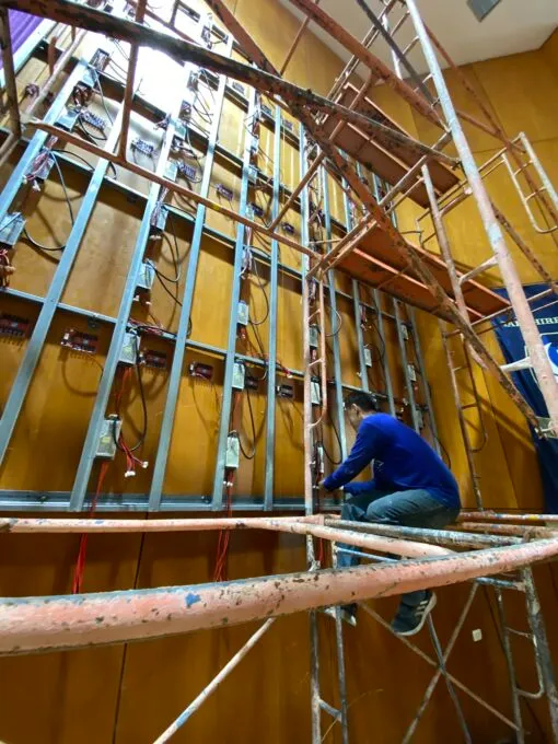 ทีมช่าง Zeuscorp กำลังประกอบแผงจอ LED ความคมชัดสูงสำหรับการใช้งานในสถานศึกษา ณ โรงเรียน ASB