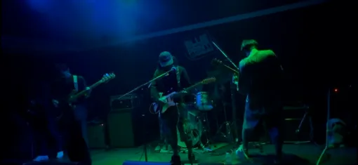 ทีมช่าง Zeuscorp กำลังติดตั้งไฟ Moving Head Beam และไฟส่องสว่างประสิทธิภาพสูงสำหรับงานแสดงดนตรีสด