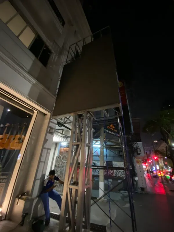 การปรับจูนค่าสีและความสว่างของจอ LED (Calibration) ให้เหมาะสมกับพื้นที่แสดงเปียโน โดยทีมงาน Zeuscorp