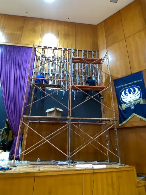 การติดตั้งโครงสร้างและวางระบบจอ LED Wall ในหอประชุมโรงเรียน The American School of Bangkok โดย Zeuscorp