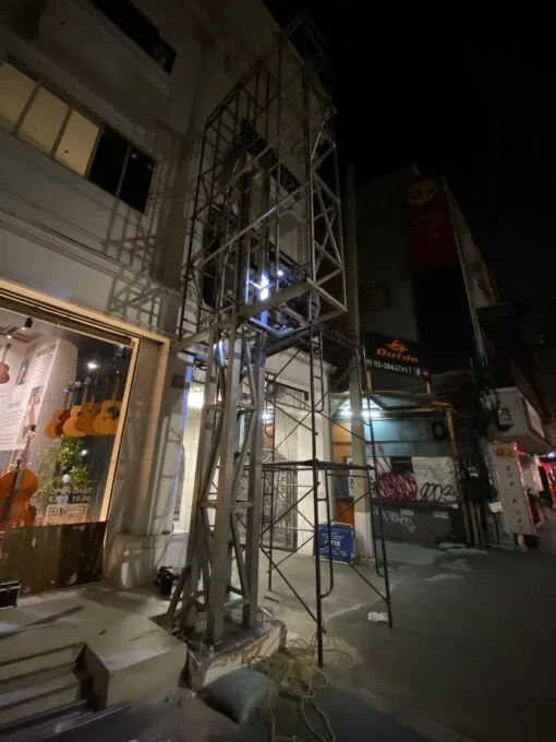 การติดตั้งโครงสร้างจอ LED สำหรับแสดงสื่อประชาสัมพันธ์ภายในโชว์รูม Peterson Piano โดย Zeuscorp