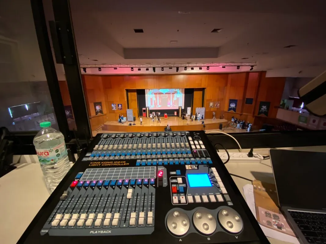 การโปรแกรมระบบควบคุมไฟเวที (DMX Control) และการตั้งค่าฉากแสงสีสำหรับงานโรงเรียน ASB โดยทีมงาน Zeuscorp